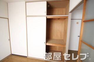 奥行きのある収納。