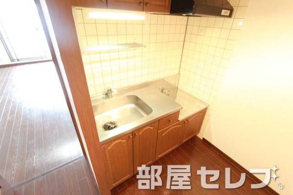 お好きなコンロを置けます段落ちキッチン。※他号室の写真です