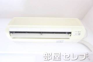 真っ白エアコンです。※他号室の写真です