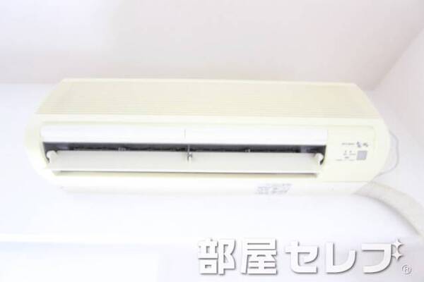 真っ白エアコンです。※他号室の写真です