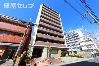 タイル張りで配色がおしゃれな建物です。