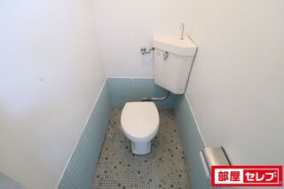 懐かしいタイル張りのトイレです。
