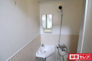 コンパクトな洗面台は風呂桶の横です。