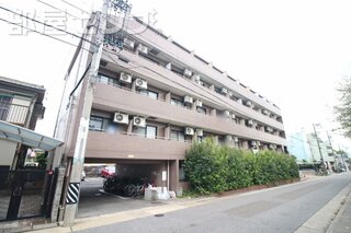 アクセス良好などっしりとした建物。