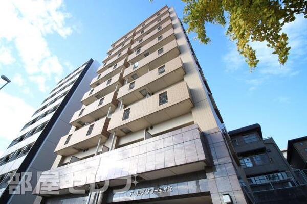 大通り沿いにあり高い建物なのでとても目立ちます。