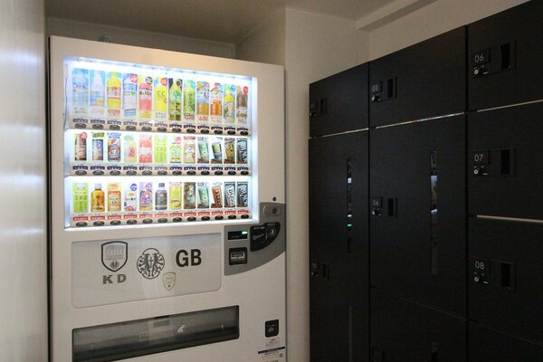 エントランスの自動販売機と宅配BOX