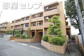 3階建てのマンション。