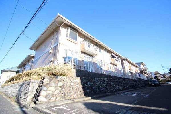2階建ての低層住宅。