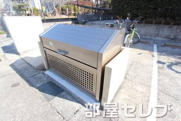 敷地内にゴミ置き場。
