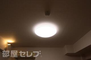 居室に照明がついてます。