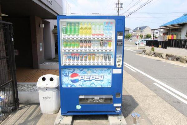 敷地内に自動販売機があります。