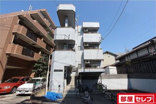 白く綺麗な外観です。