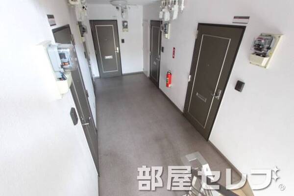雨に濡れない室内共用部。