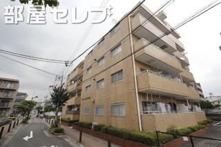 4階建てのマンション。