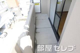 洗濯物もたくさん干せるベランダです。