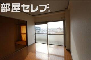 明るい南側洋室です。