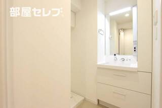 洗面台にも収納があります