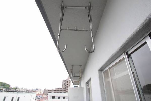 物干し竿掛けれます。