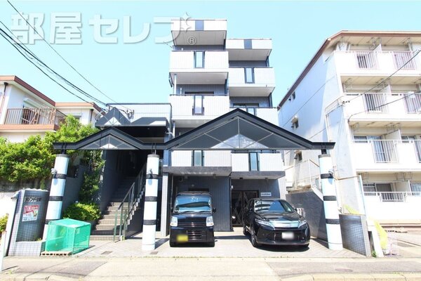 タイル張りの立派な外観です。