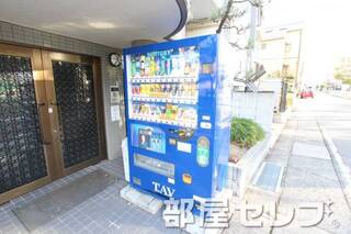 エントランス前自販機。