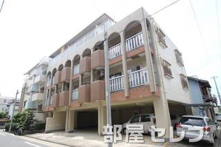4階建てのマンション。