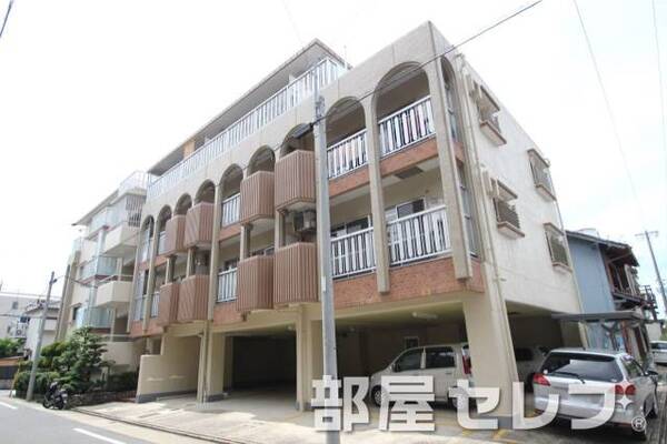 4階建てのマンション。