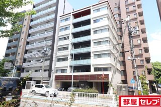 タイル張りの立派な外観です。