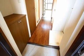 玄関から洋室へ