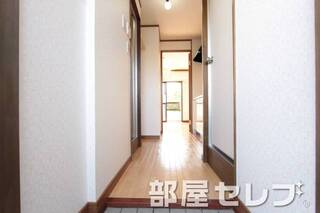 廊下から見た玄関です。他号室の写真です。