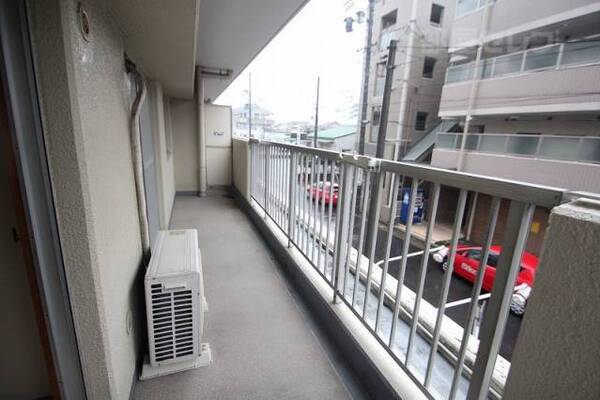 広いバルコニーで洗濯物もしっかり干せます。