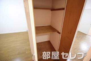 ローカ側に収納あります。