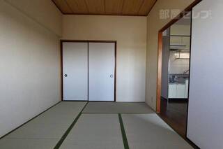 南側6帖の和室です。