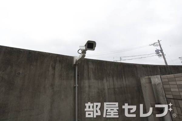 防犯カメラで警戒中
