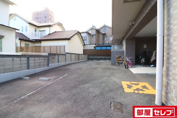 屋根付きの駐輪場で安心。