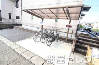 屋根付きの駐輪場です。