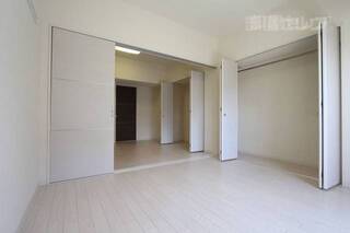 どちらの部屋にも収納があります
