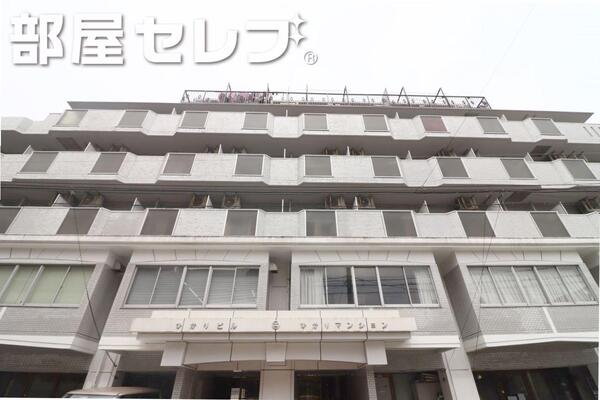 タイル調の外観が特徴です。