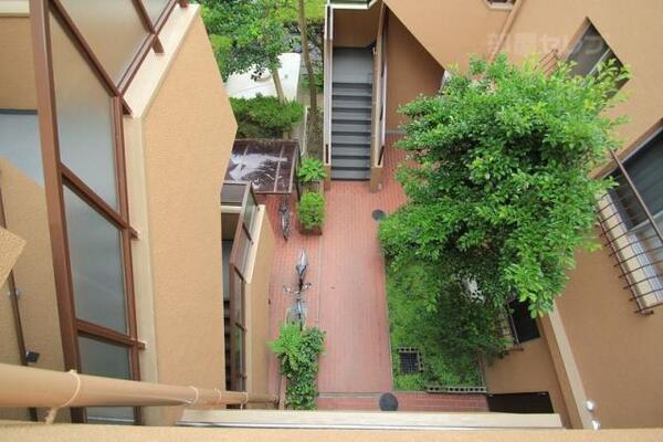閑静な住宅街でのこのアプローチ。