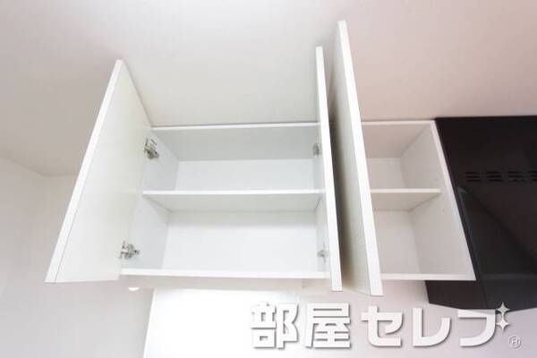 キッチン上部収納。