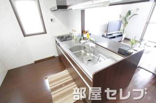 収納大容量で３口コンロ付きシステムキッチン。