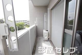 物干し竿掛けれます。