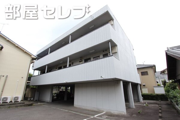 1階は屋内駐車場になっています。