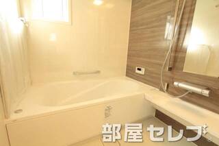 広くてキレイなバスルームです。