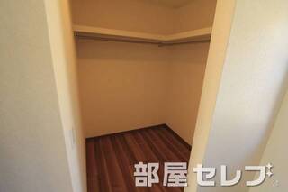 ウォークインクローゼット広々です。