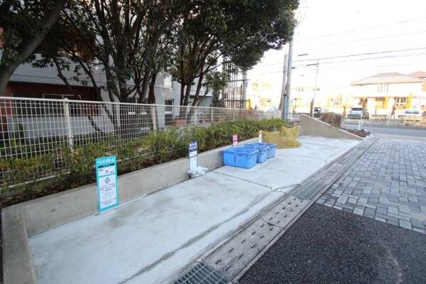 ゴミ捨て場も出勤前に捨てられます。
