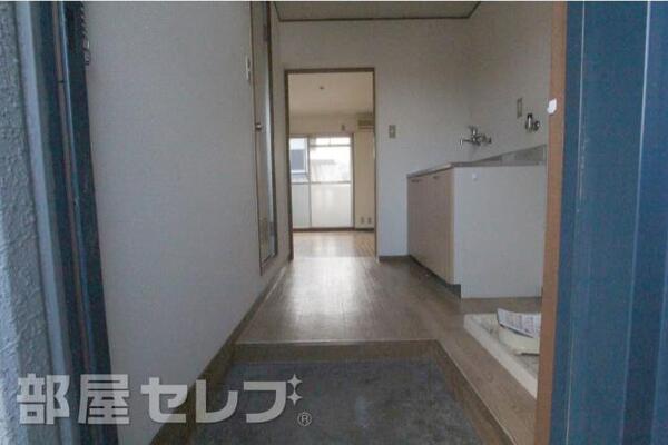 玄関からのアングルです。