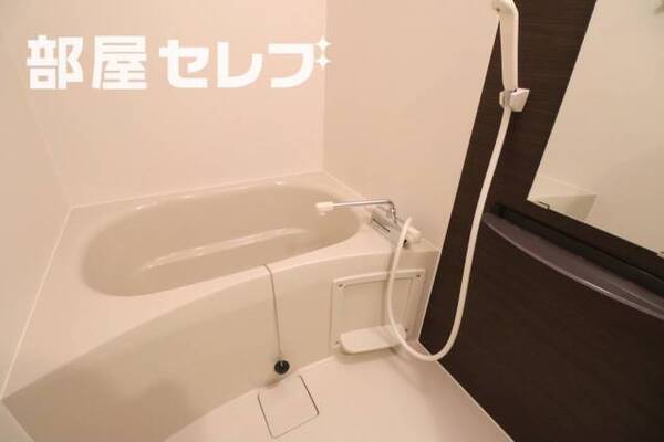 ゆったりバスルームです
