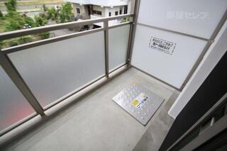バルコニーもこんなに広いんです。