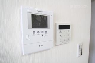 来客の顔が見られるモニターフォンと給湯操作パネル。