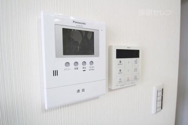 来客の顔が見られるモニターフォンと給湯操作パネル。